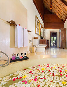 Sungai Tinggi Beach Villa - Master bathroom