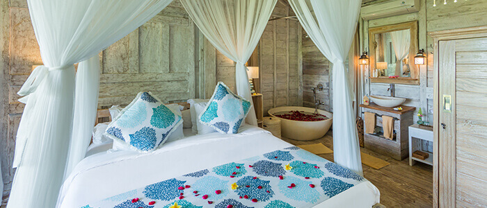 Sungai Tinggi Beach Villa - Sumptuous joglo bedroom