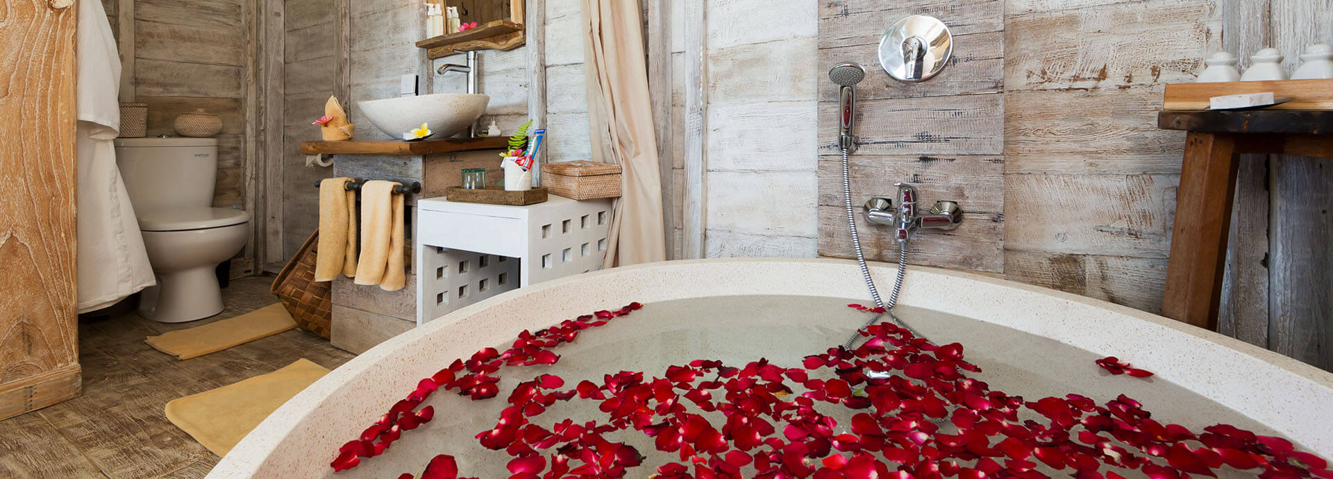 Sungai Tinggi Beach Villa - Joglo ensuite bathroom